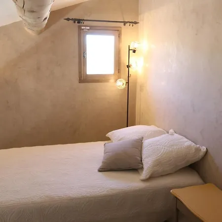 Face Au Château De Montaren, à 5 Min D'uzès Appartement